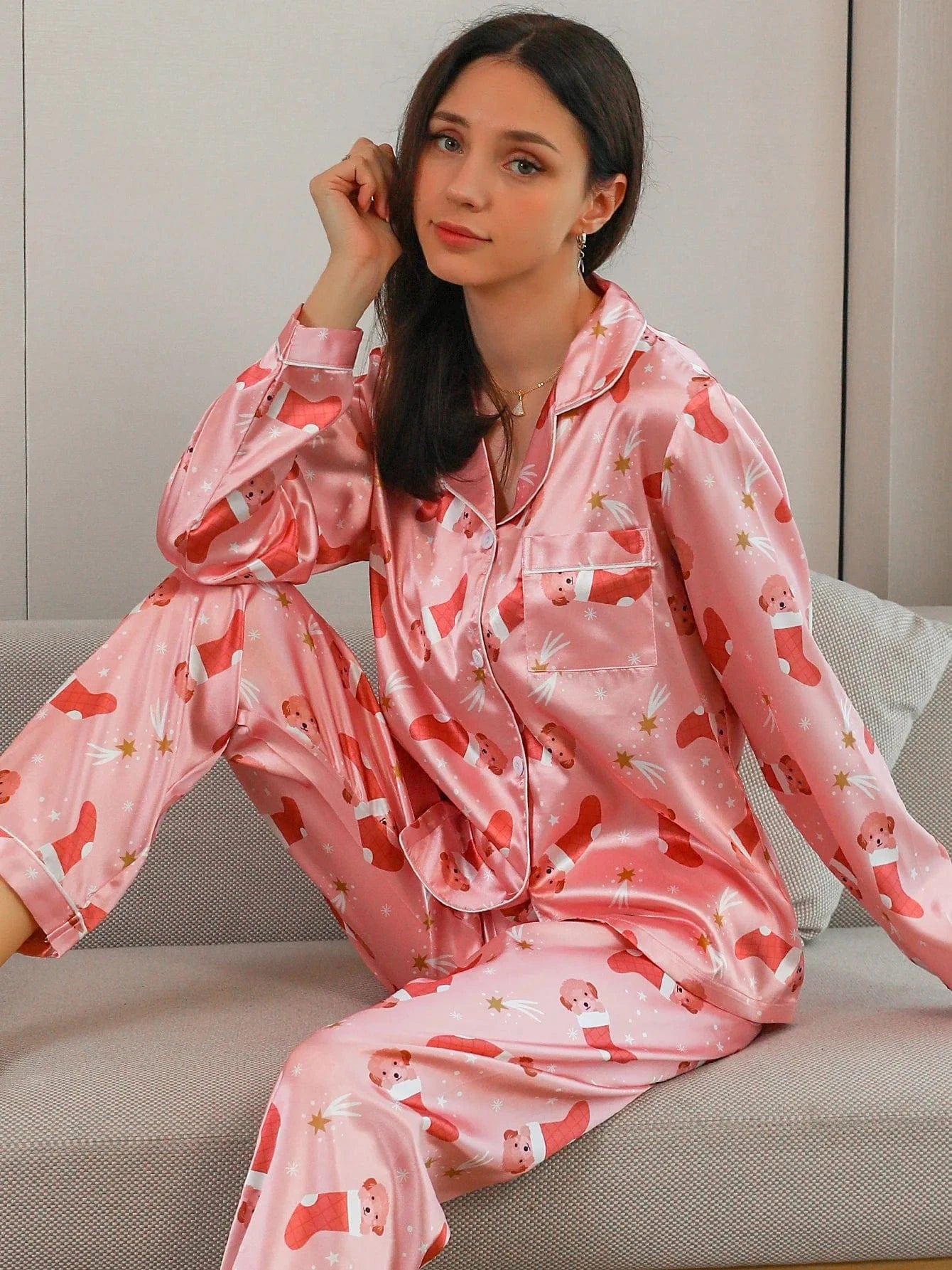 Roze satijnen pyjama met kerstmuts en sterrenprint KJ-B11062 / XL
