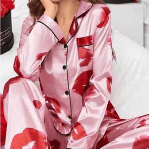 Satijnen pyjama dames met lippenprint