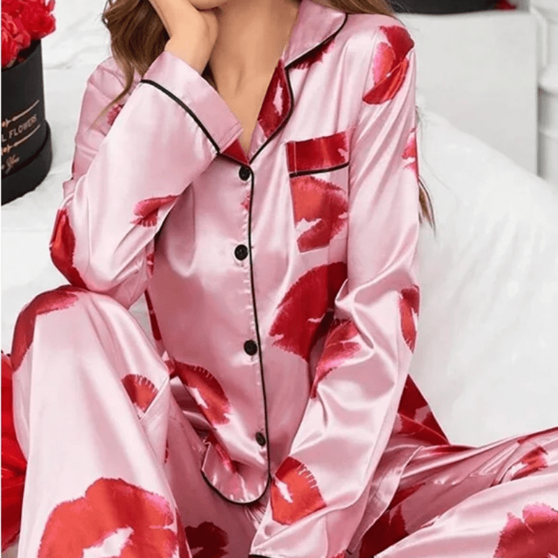 Satijnen pyjama dames met lippenprint