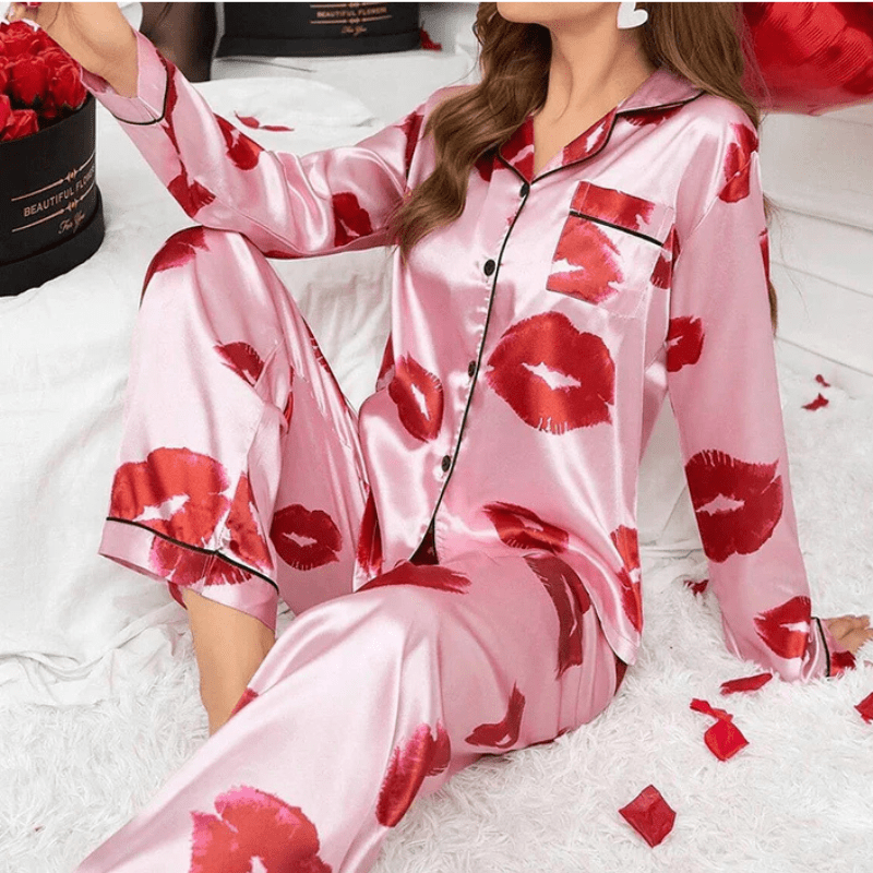 Satijnen pyjama dames met lippenprint