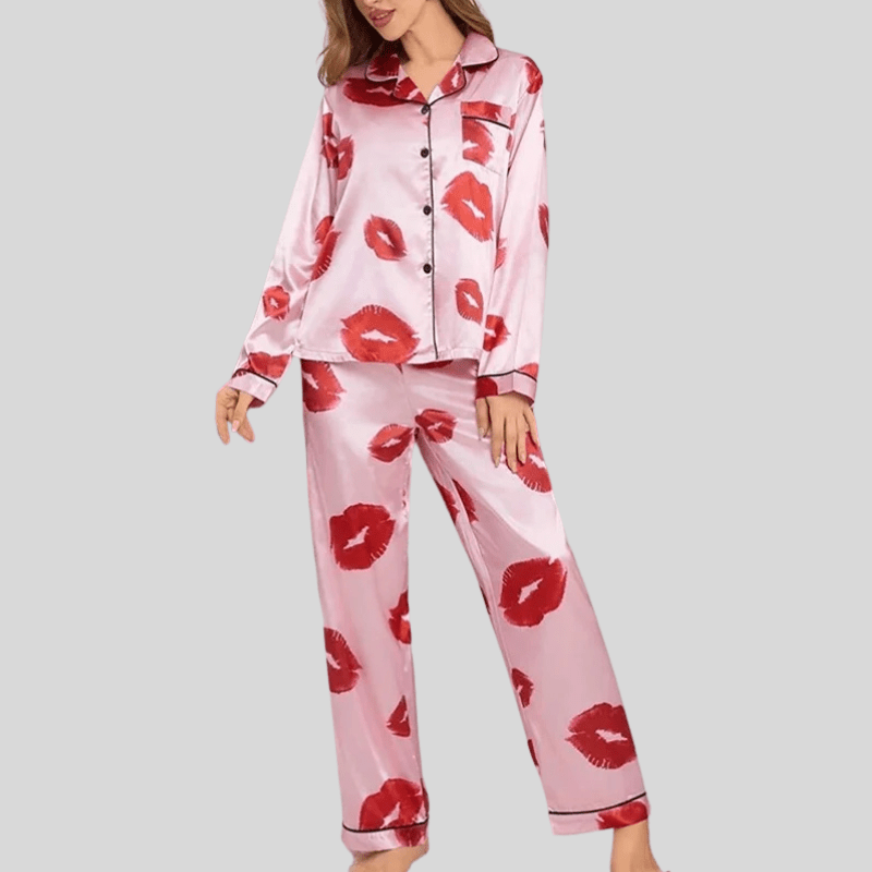 Satijnen pyjama dames met lippenprint