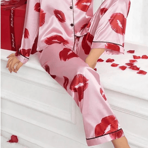 Satijnen pyjama dames met lippenprint