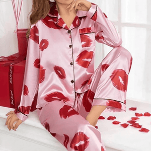 Satijnen pyjama dames met lippenprint