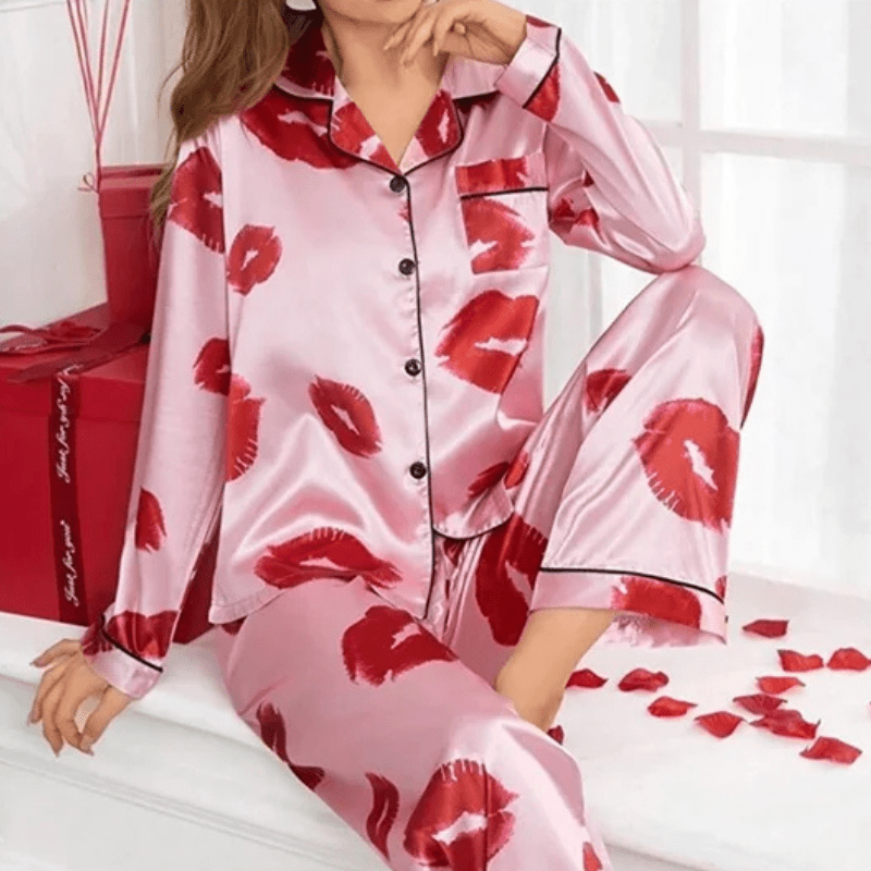 Satijnen pyjama dames met lippenprint