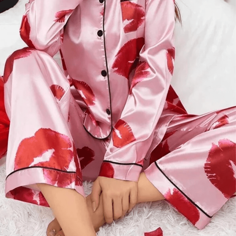 Satijnen pyjama dames met lippenprint