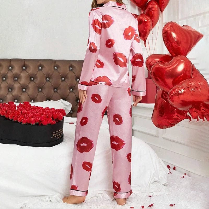 Satijnen pyjama dames met lippenprint
