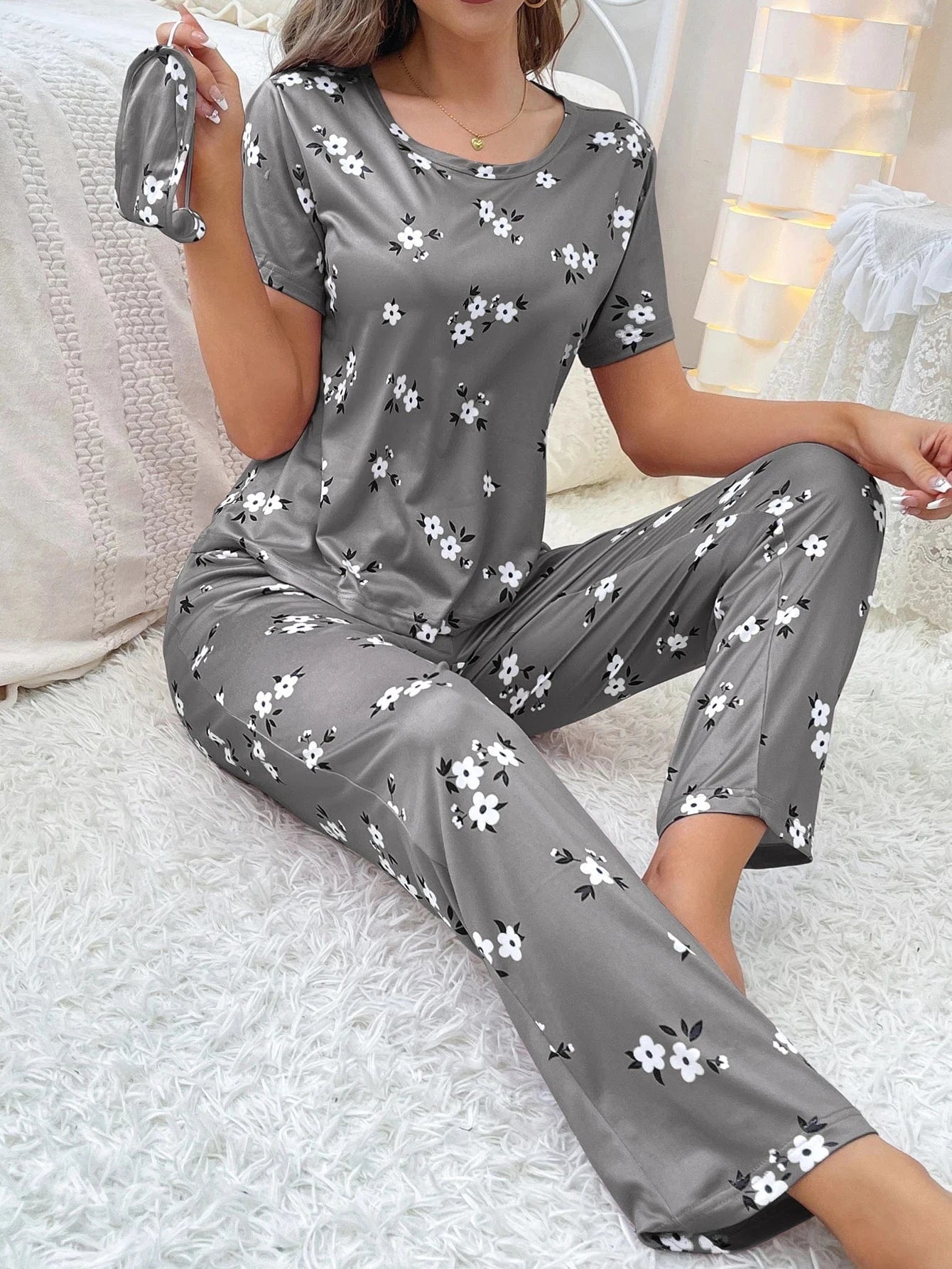 Satijnen pyjama set dames met bloemenprint en slaapmasker