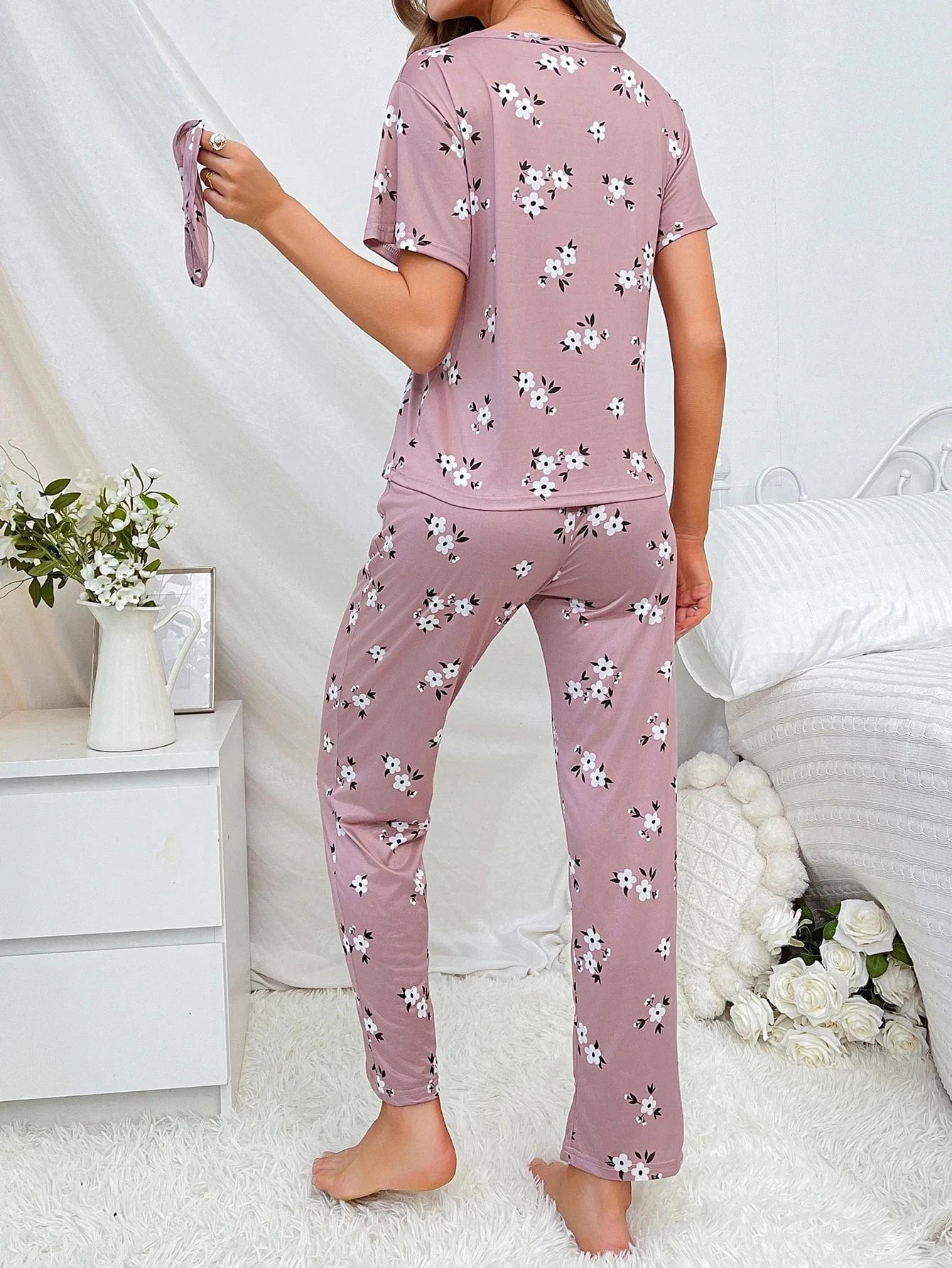 Satijnen pyjama set dames met bloemenprint en slaapmasker