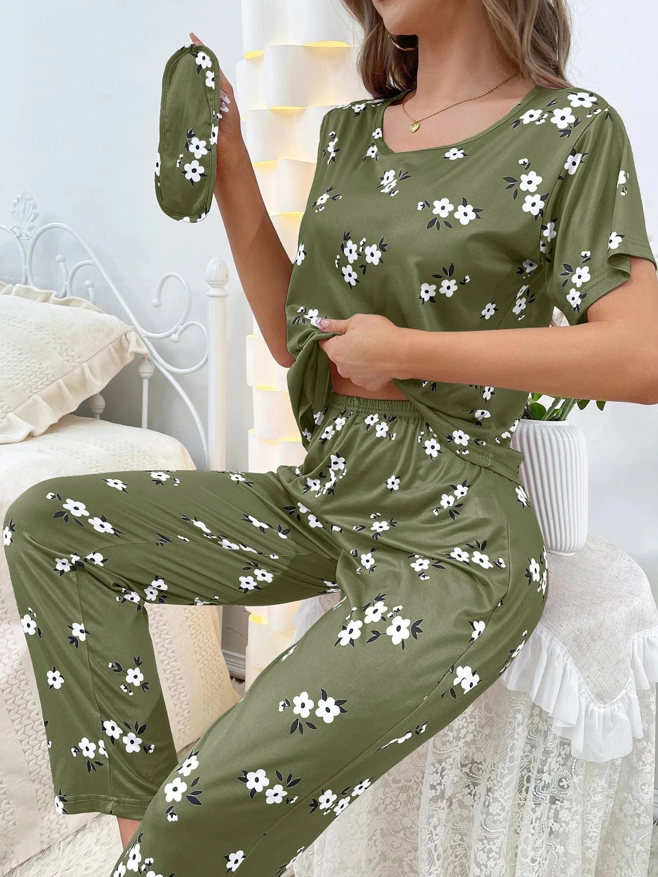 Satijnen pyjama set dames met bloemenprint en slaapmasker