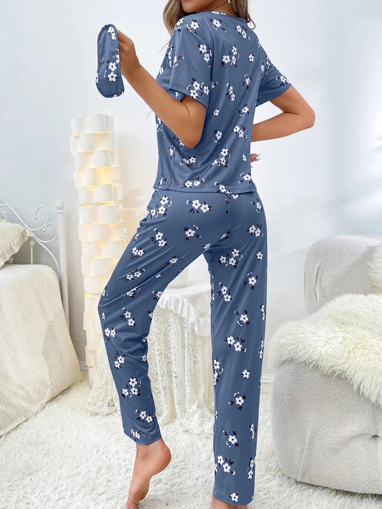 Satijnen pyjama set dames met bloemenprint en slaapmasker