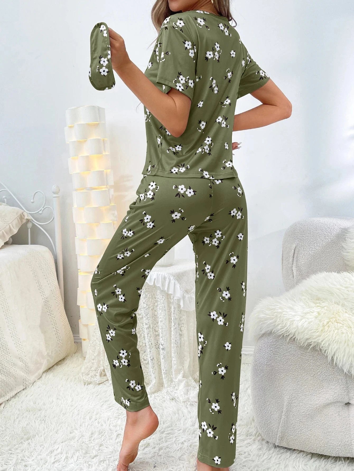 Satijnen pyjama set dames met bloemenprint en slaapmasker