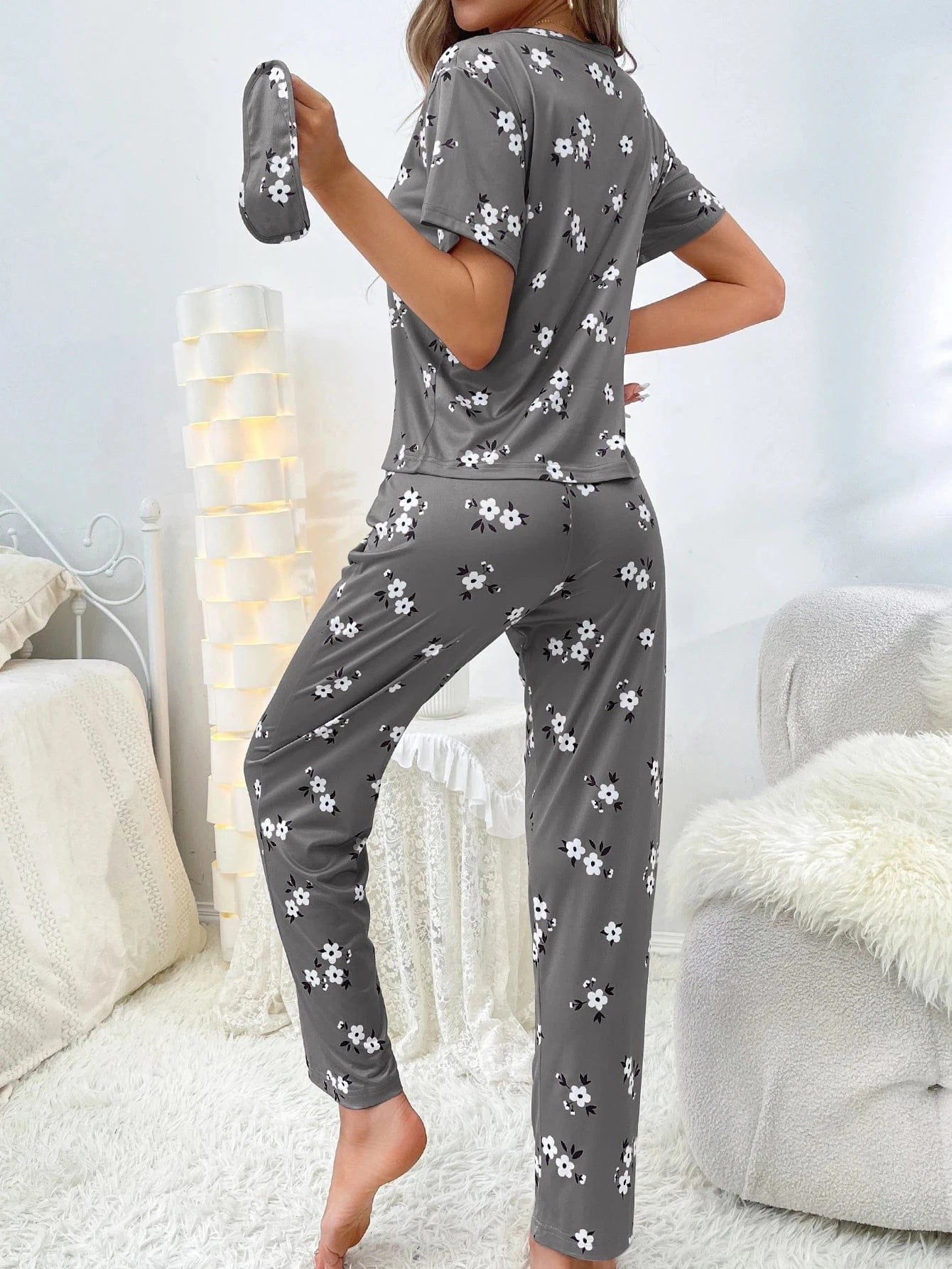 Satijnen pyjama set dames met bloemenprint en slaapmasker