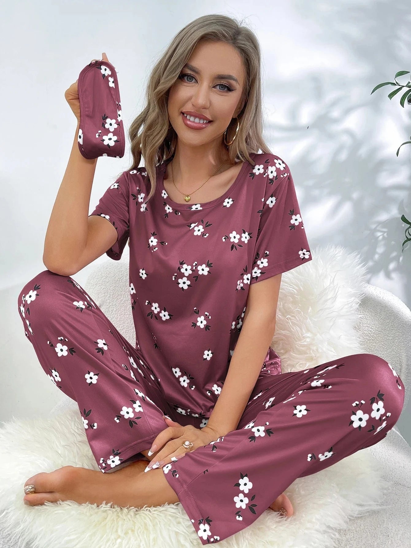 Satijnen pyjama set dames met bloemenprint en slaapmasker
