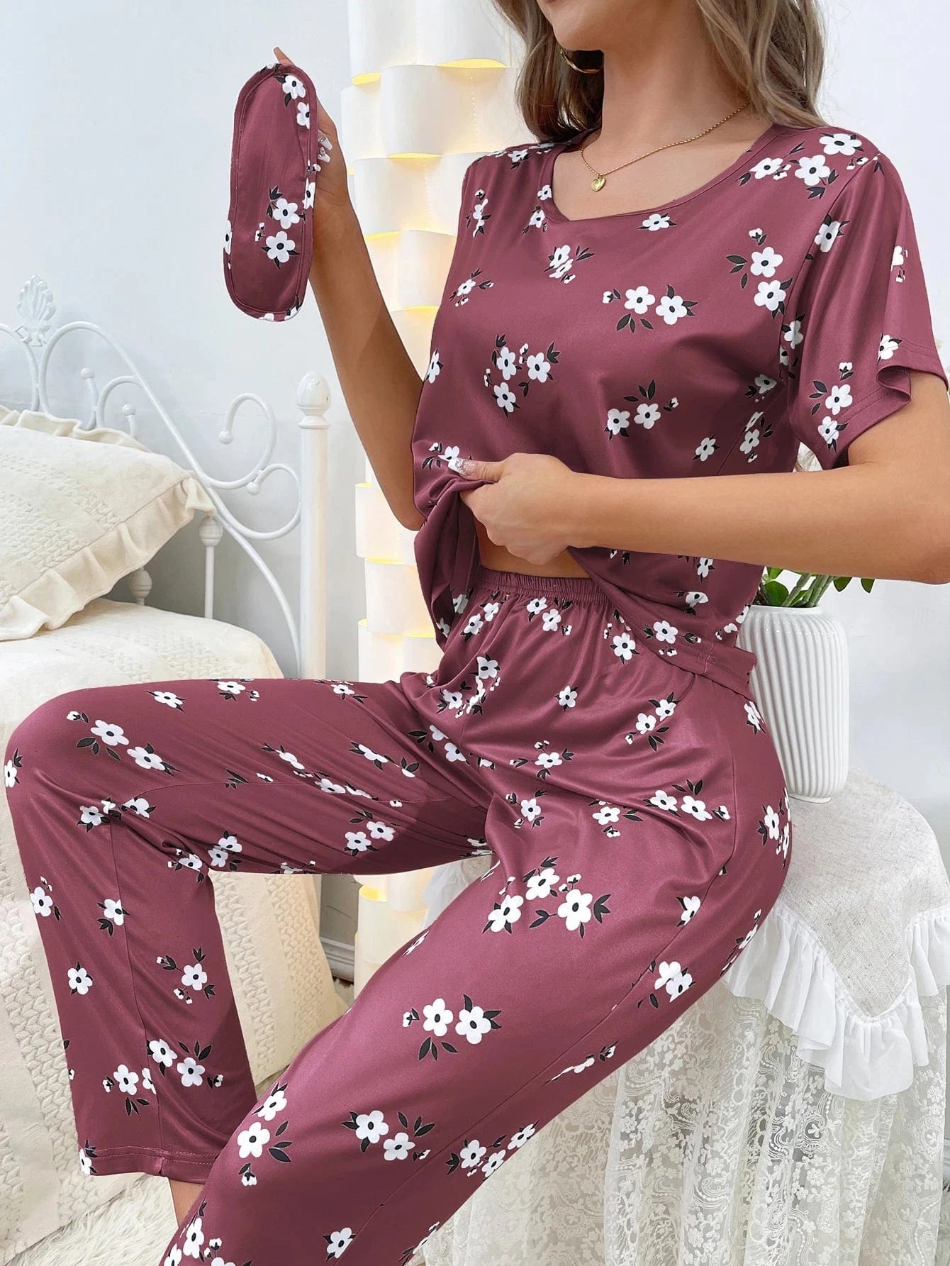 Satijnen pyjama set dames met bloemenprint en slaapmasker