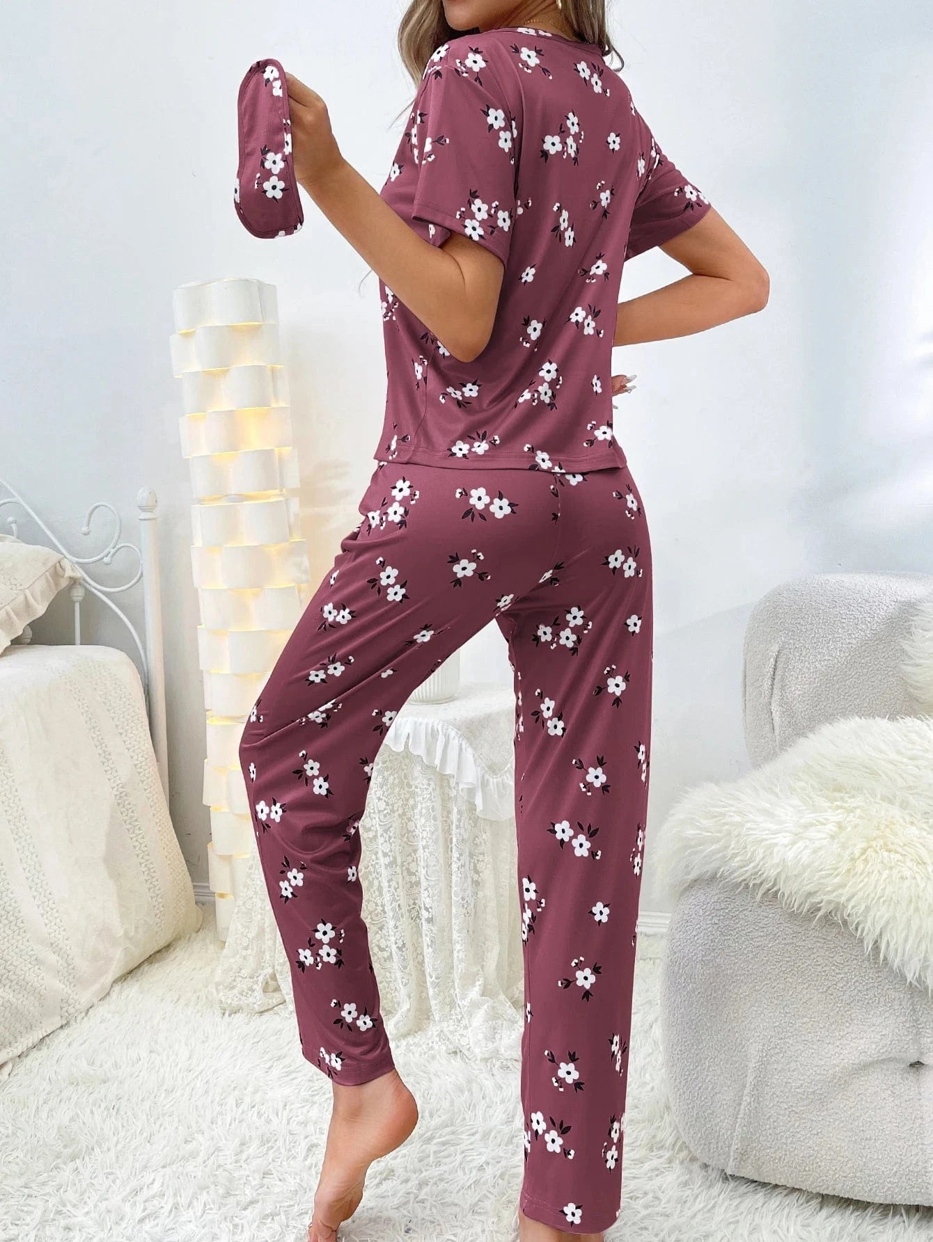 Satijnen pyjama set dames met bloemenprint en slaapmasker