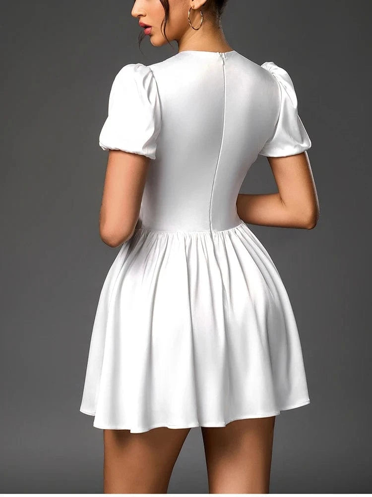 Witte satijnen mini-jurk