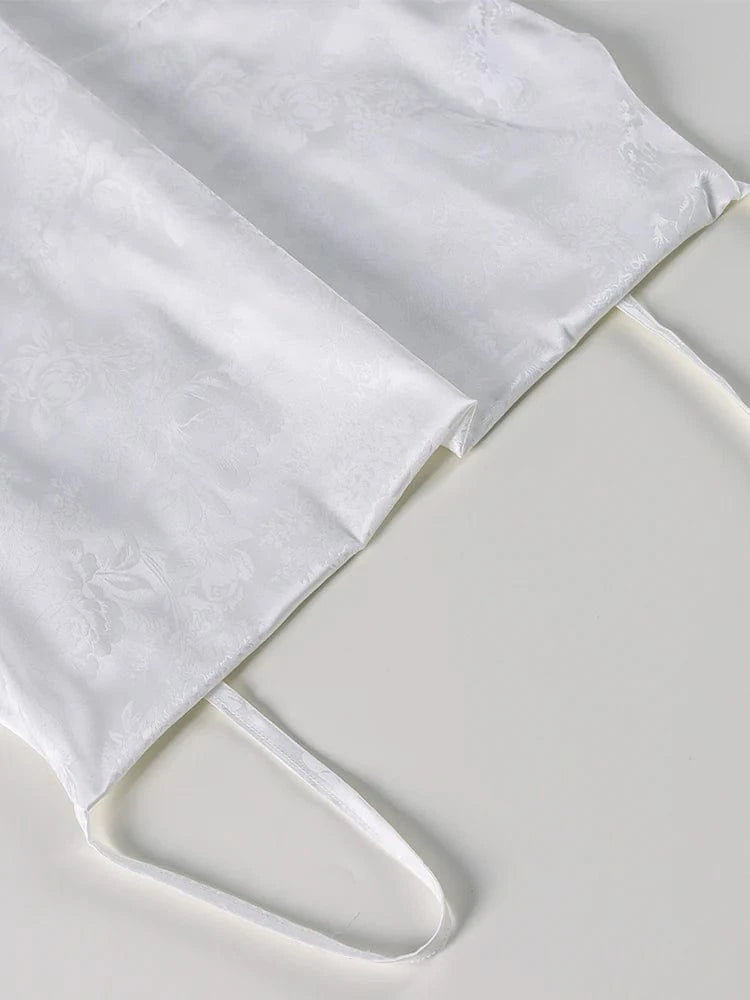 Witte satijnen mini jurkje met watervalhals en bloemen textuur