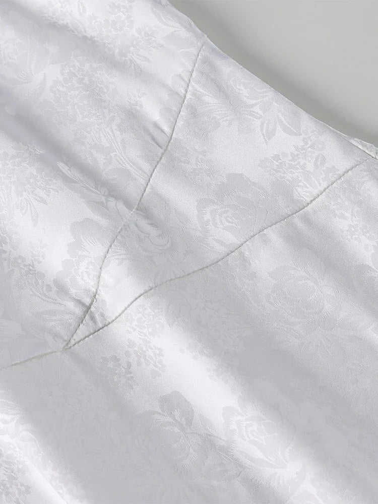 Witte satijnen mini jurkje met watervalhals en bloemen textuur