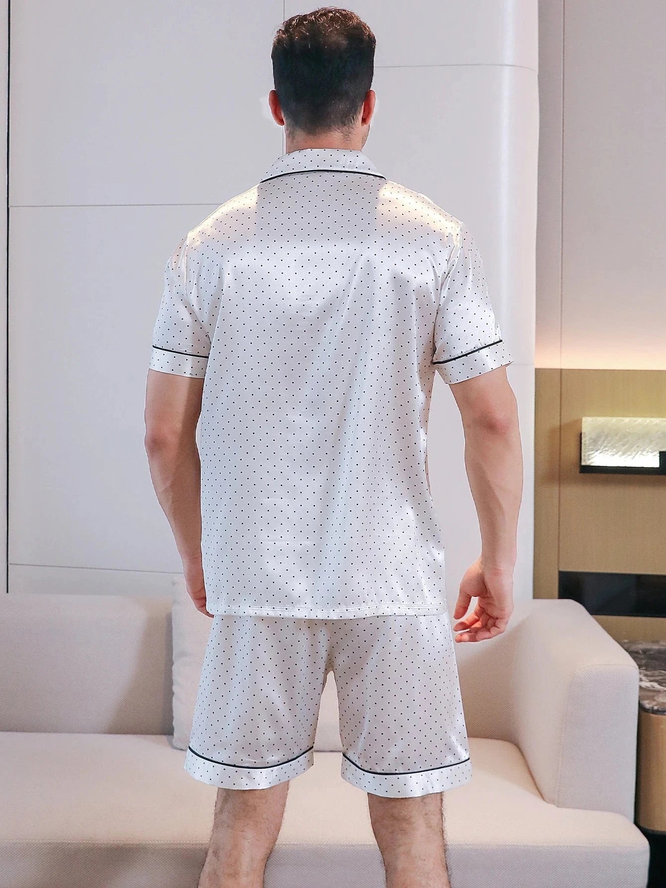 Witte satijnen shortama heren met stippenprint