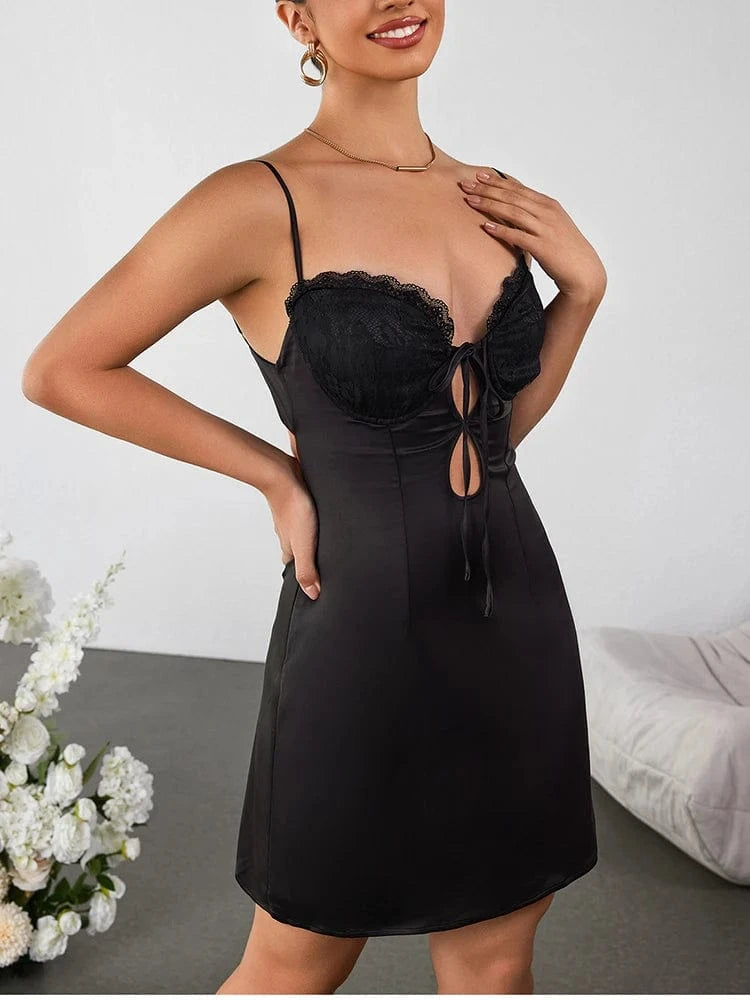 Zwarte satijnen mini jurk met kanten bustier en strik cut-out