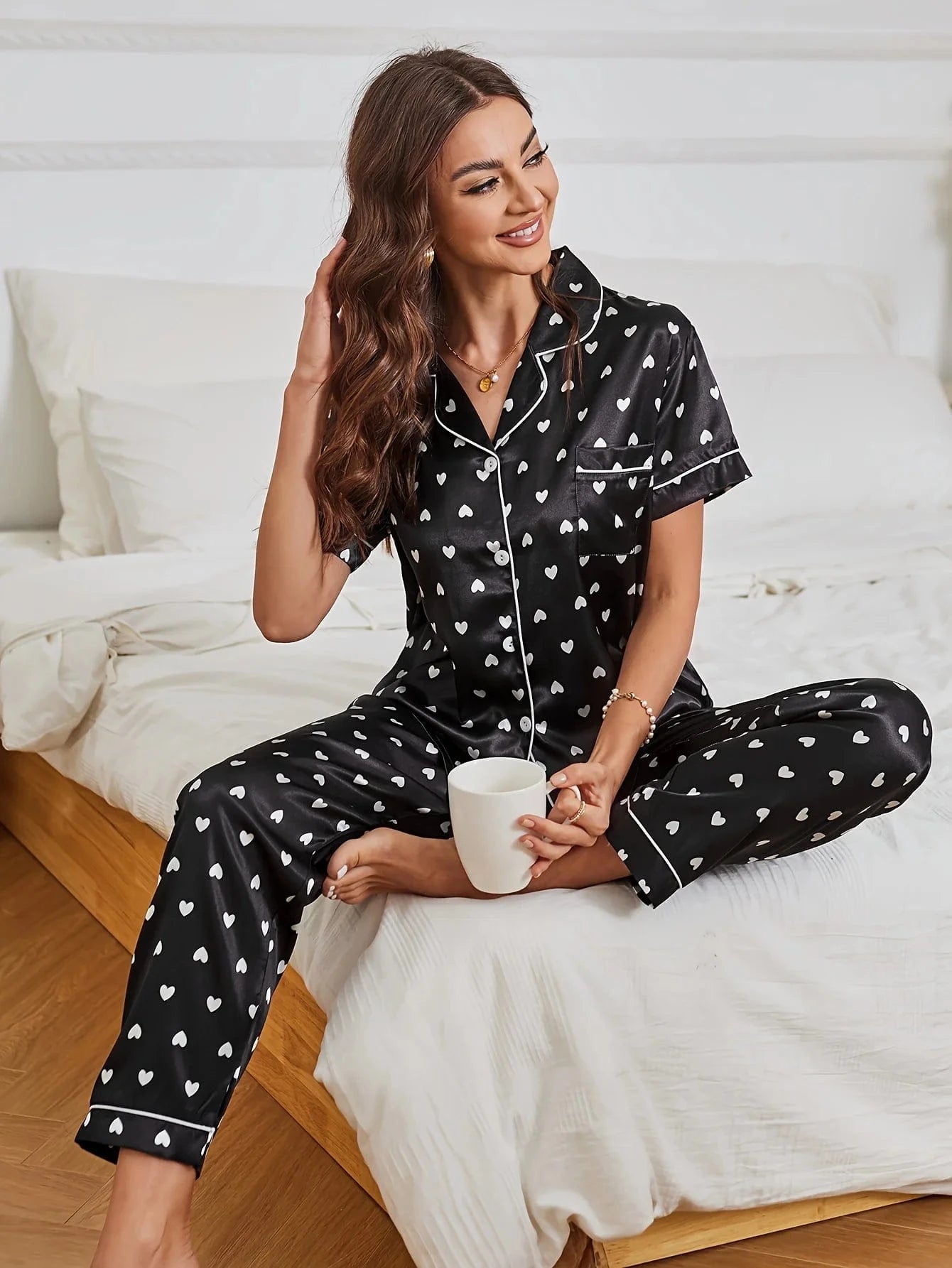 Zwarte satijnen pyjama dames met witte hartjesprint black / M