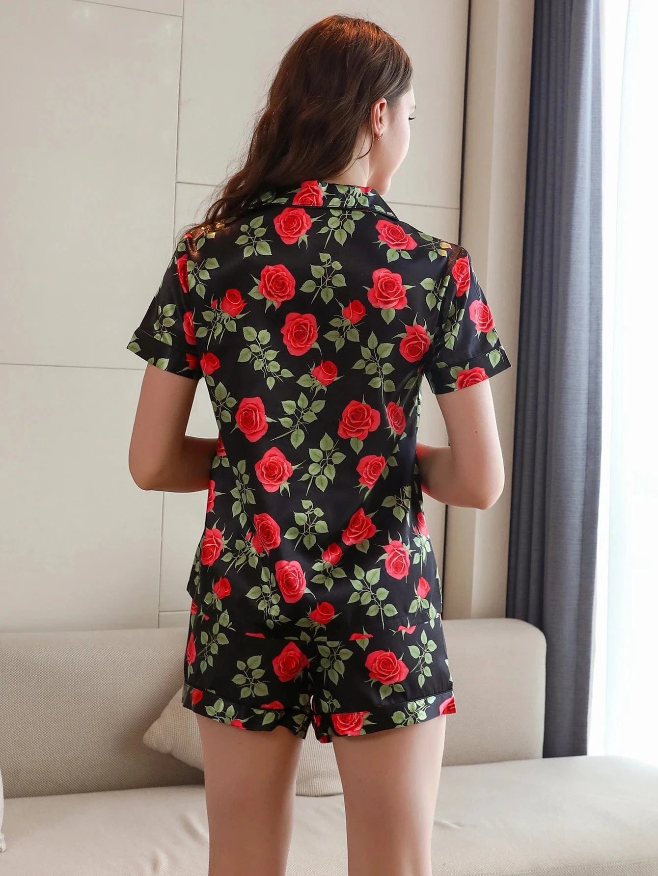 Zwarte satijnen shortama dames met rozenprint